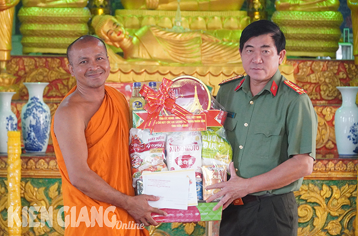 Công an tỉnh Kiên Giang thăm chúc tết cổ truyền các chùa và gia đình chính sách